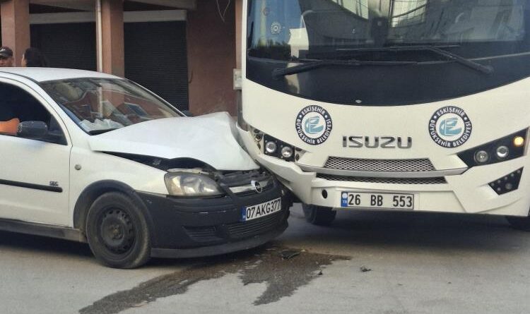 Belediye ve hafif ticari araç çarpıştı 1