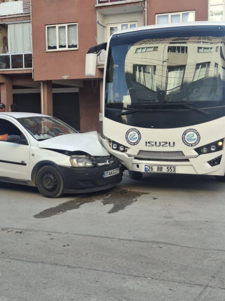 Belediye ve hafif ticari araç çarpıştı