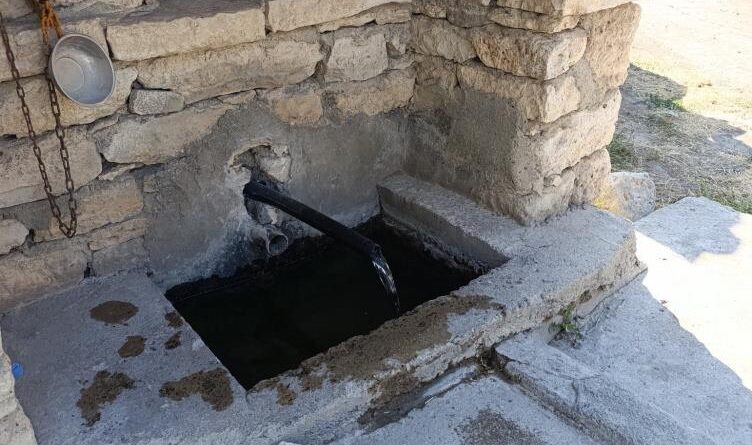 Beyşehir’de yeniden akmaya başlayan çeşme mahalle sakinlerinin yüzünü güldürdü 1