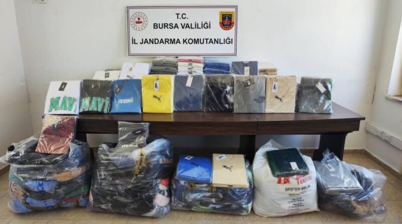 Bursa’da kaçak kıyafet taşıyan sürücü yakalandı 1