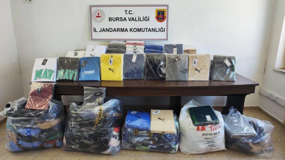 Bursa’da kaçak kıyafet taşıyan sürücü yakalandı