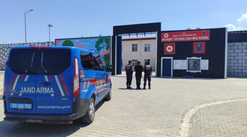 Çeşitli suçlardan aranan şahsı jandarma yakaladı 1
