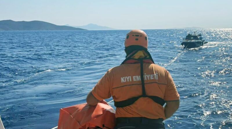 Datça açıklarında sürüklenen tekne kurtarıldı 1