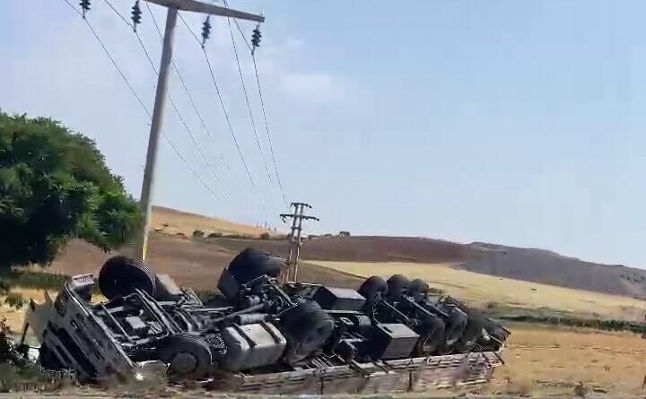 Devrilen kamyonun sürücüsü yaralandı 1
