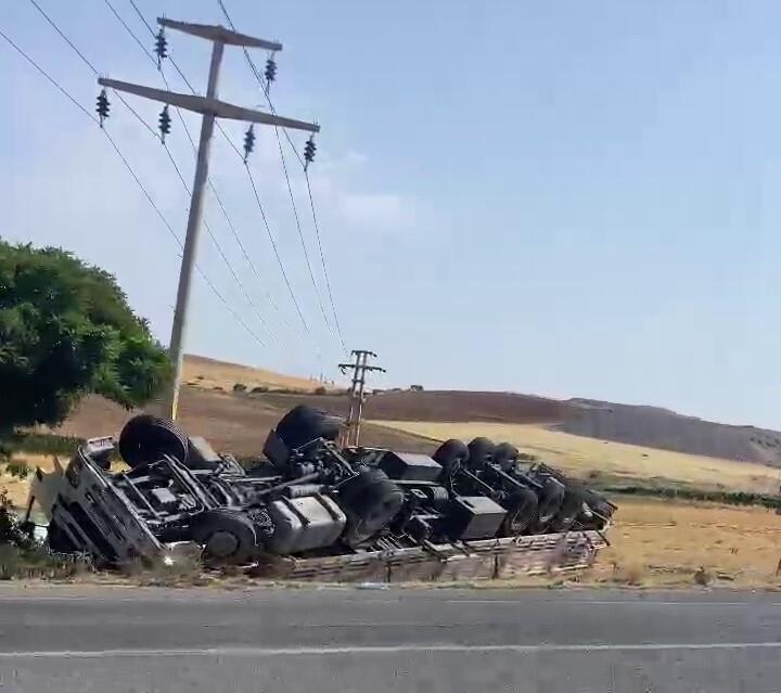 Devrilen kamyonun sürücüsü yaralandı