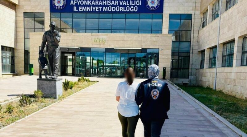 Dolandırıcılık suçundan aranan şahsı polis yakaladı 1