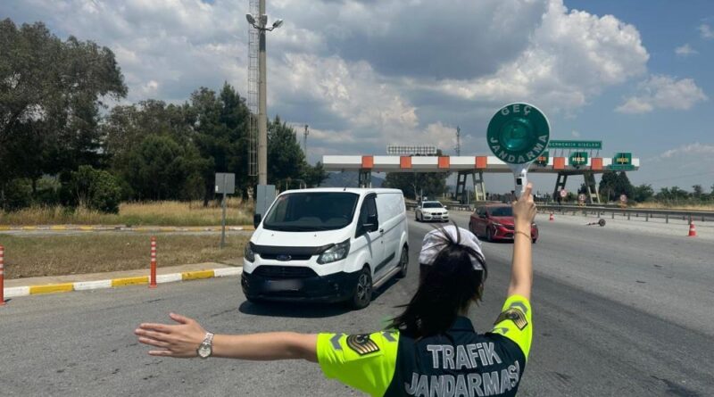 Durdurulan şüpheli araçta 5 düzensiz göçmen yakalandı 1