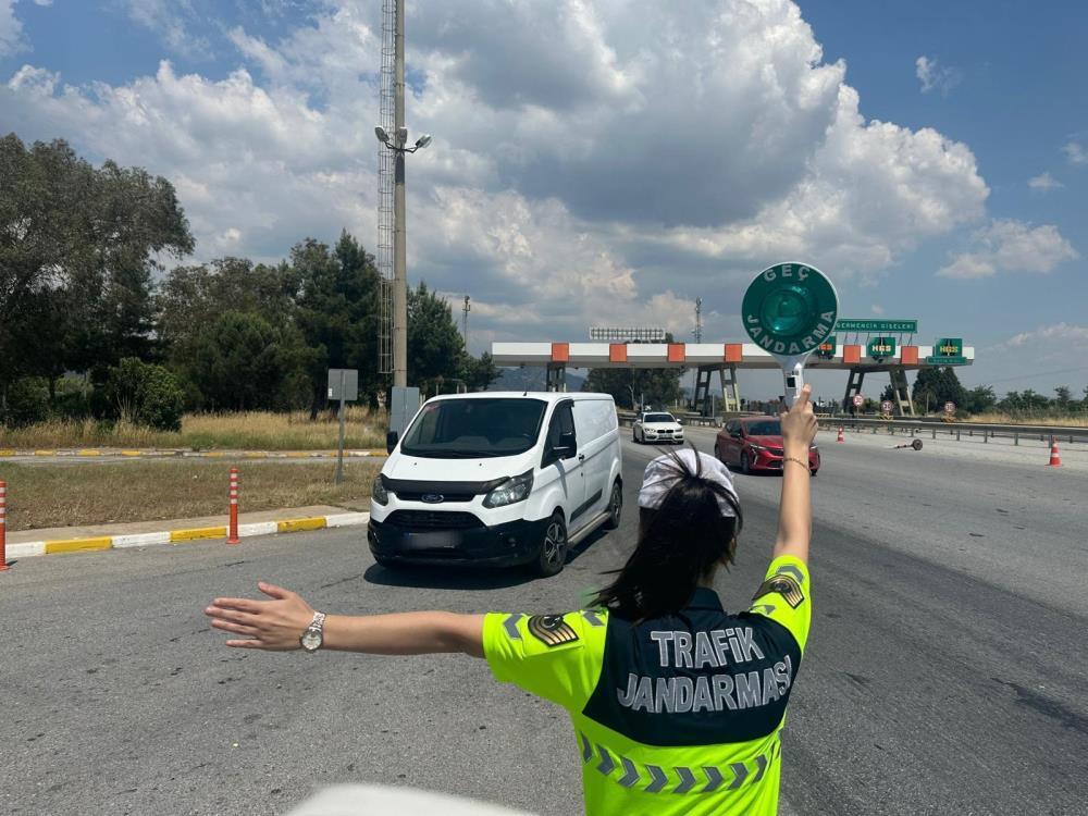 Durdurulan şüpheli araçta 5 düzensiz göçmen yakalandı