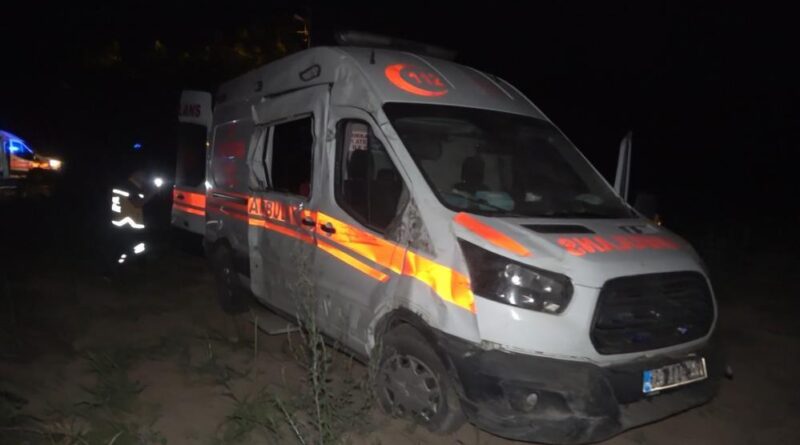 Elazığ’da ambulans şarampole uçtu: 2 yaralı 1