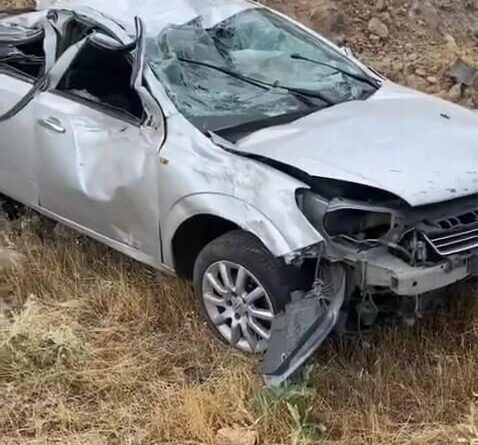Elazığ’da otomobil şarampole yuvarlandı: 2 yaralı 1