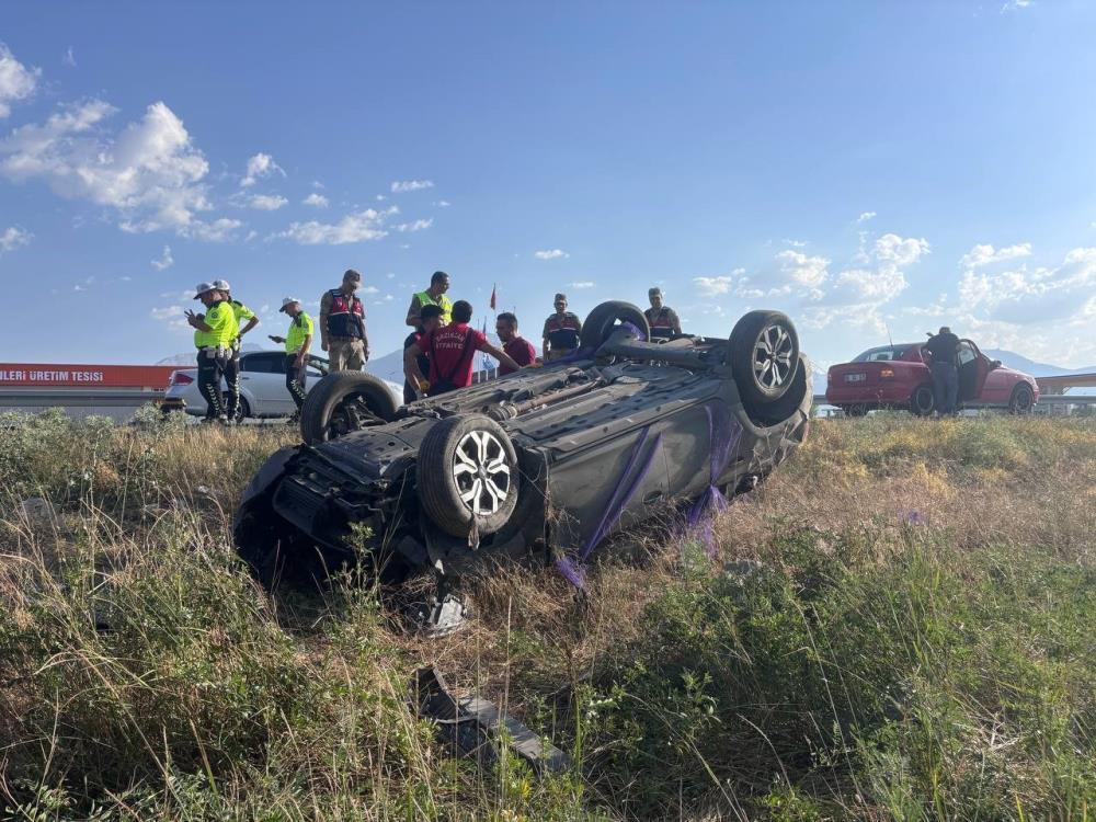 Erzincan’da 4 kişinin yaralandığı 1 kişinin öldüğü feci kazanın güvenlik kamerası görüntüleri çıktı