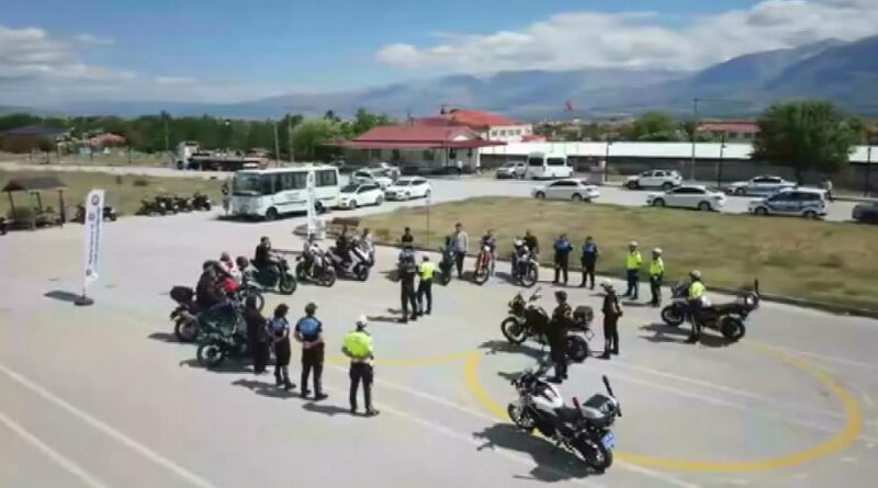 Erzincan’da motosiklet sürücülerine güvenli sürüş eğitimi verildi 1