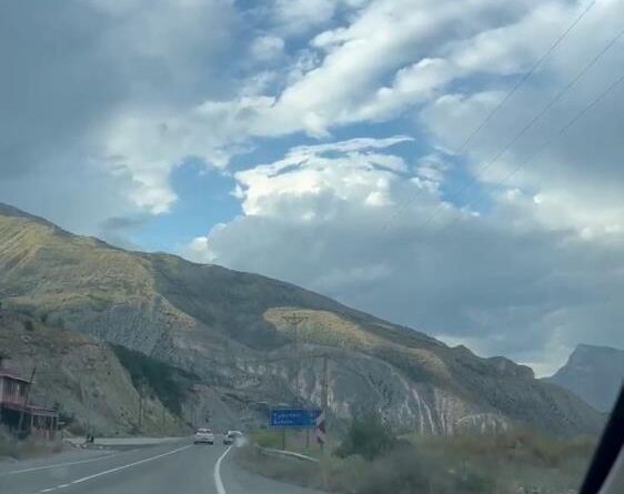 Erzurum'da spor araç mıcıra kapıldı, sürücü kazayı son anda atlattı 1