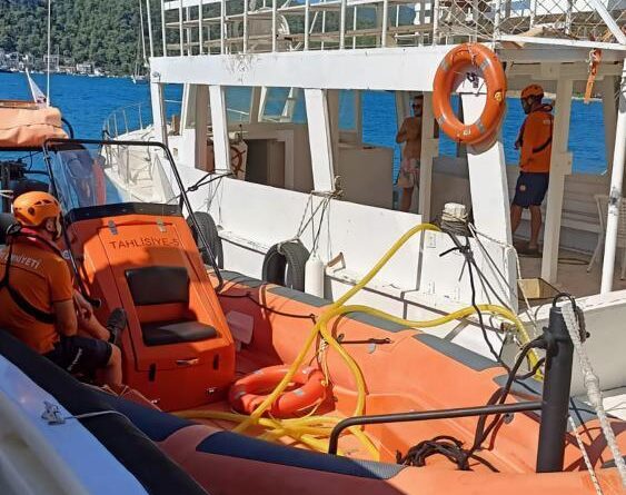 Fethiye limanında su alarak batma tehlikesi yaşayan teknenin suyu tahliye edildi 1