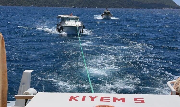 Fethiye’de arızalanan ve sürüklenin tekne kurtarıldı 1