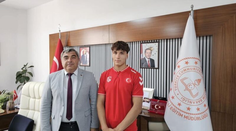 Genç pehlivan başarısını İl Milli Eğitim Müdürüne anlattı 1