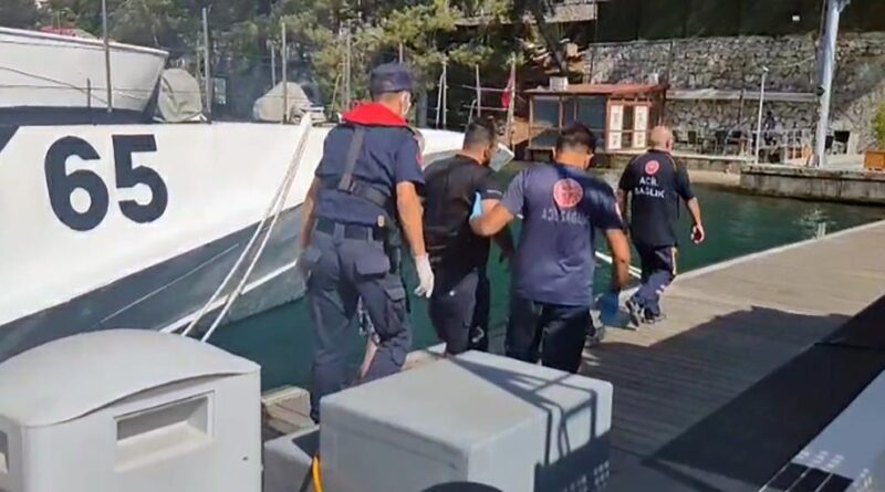 Gezi teknesinde yaralanan vatandaşa tıbbi tahliye 1
