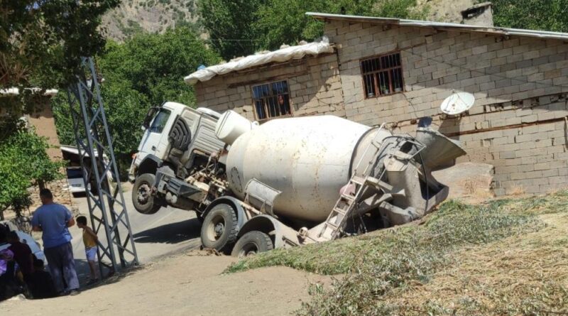 Hakkari'de beton mikseri ahırın üzerine yan yattı 1