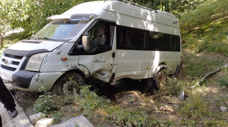 Hakkari’de minibüs takla attı, 7 kişi yaralandı 1