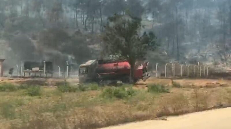 İtfaiyeciler alevlerin arasında kalmakta son anda kurtuldular, araçları kül oldu 1