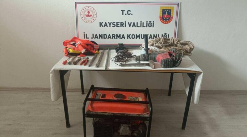 Kaçak kazı yapan 3 kişi yakalandı 1