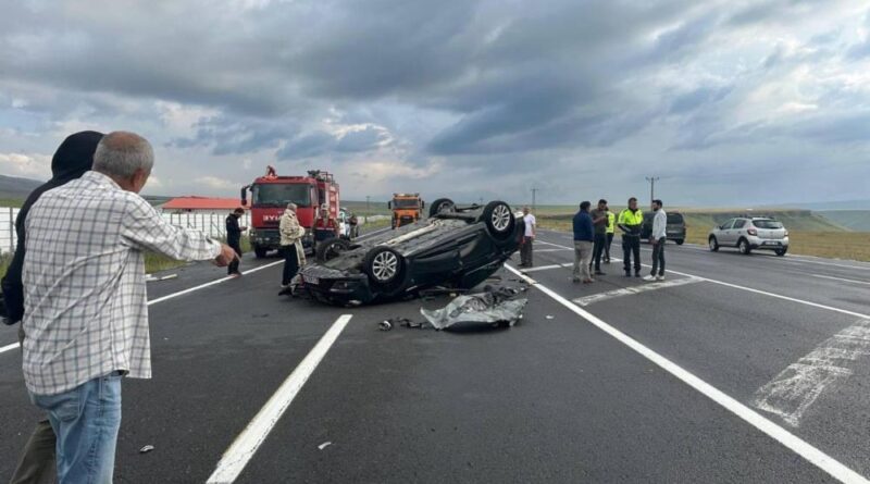Kars'ta otomobil kamyona çarpıp takla attı 1