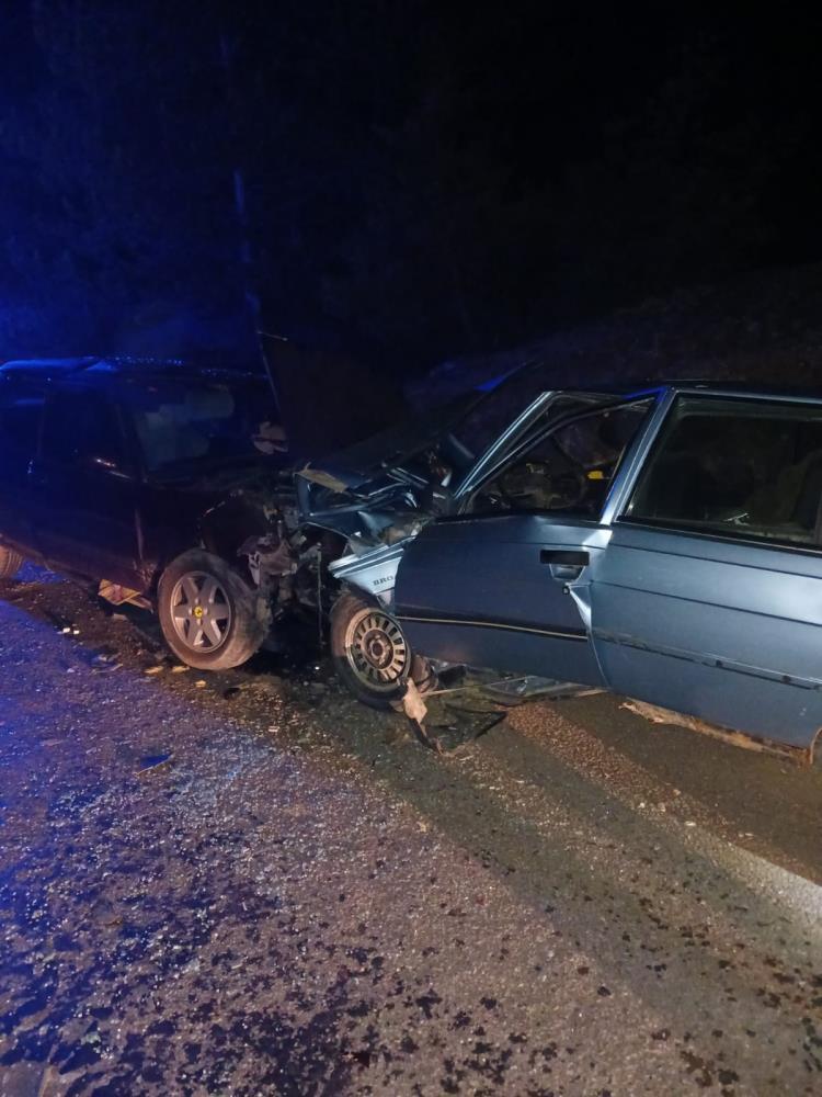 Kastamonu’da iki otomobil kafa kafaya çarpıştı: 3 yaralı