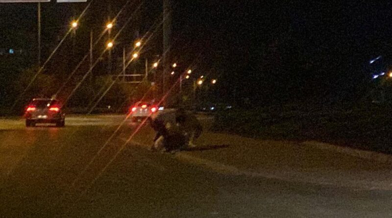 Konya'da yol kenarında 3 gencin tekme tokat kavgası kamerada 1