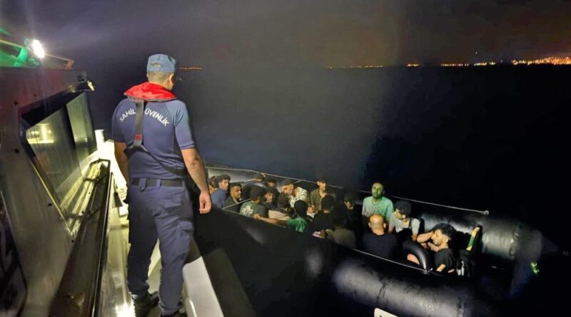 Kuşadası'nda 18 düzensiz göçmen kurtarıldı 1