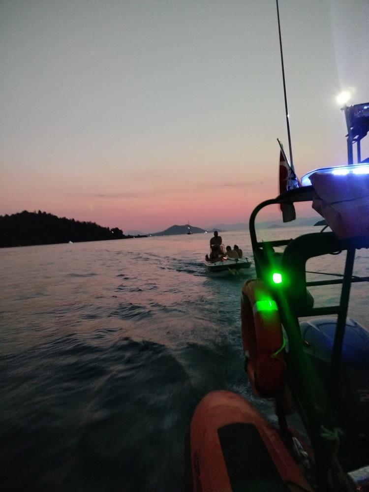 Makine arızası nedeniyle sürüklenen tekne kurtarıldı