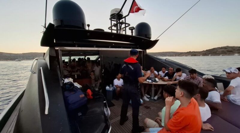 Motoryatta 72 düzensiz göçmen yakalandı 1