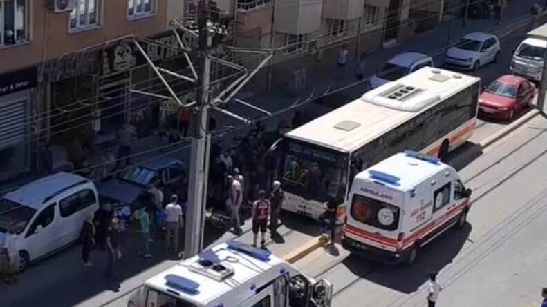 Motosiklet yayaya çarptı: 2 yaralı 1