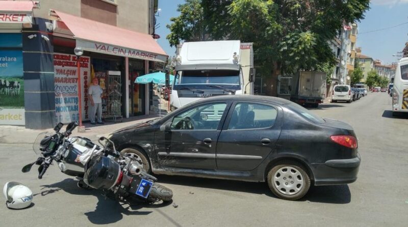 Motosikletli polise aracına otomobil çarptı 1
