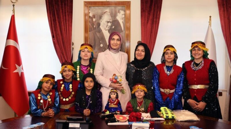 Rengarenk kıyafetleri ile gelen kadınlar valiye kültürlerini anlattı 1