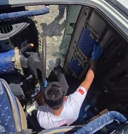 Sağlık görevlileri kamyonun camını kırarak yaralıya müdahale etti 1