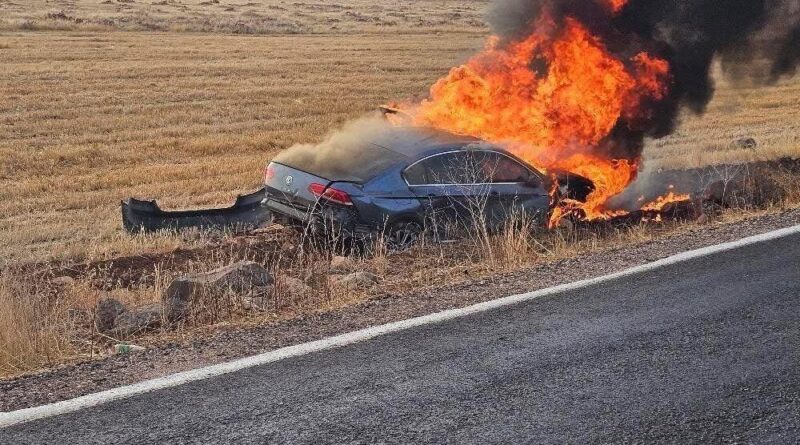 Şanlıurfa'da devrilen araç alev alev yandı 1