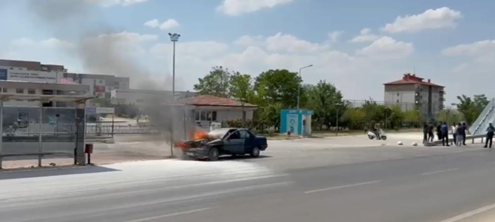 Seyir halindeki otomobil alev alev yandı