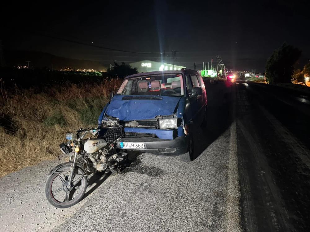 Söke’de minibüs motosiklete çarptı: 3 yaralı