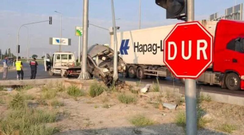 Ticari araç elektrik direğine çarptı: 7 yaralı 1