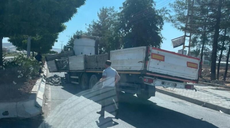 Tırın dorsesi araçtan ayrıldı, facia kıl payı atlatıldı 1