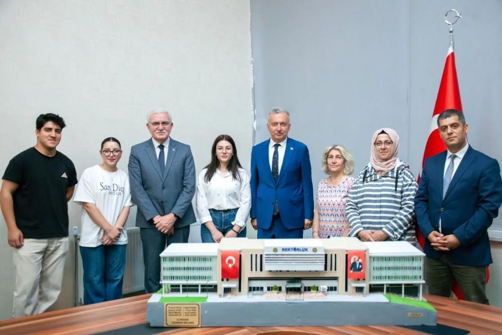 Üniversitenin maketini yaptılar