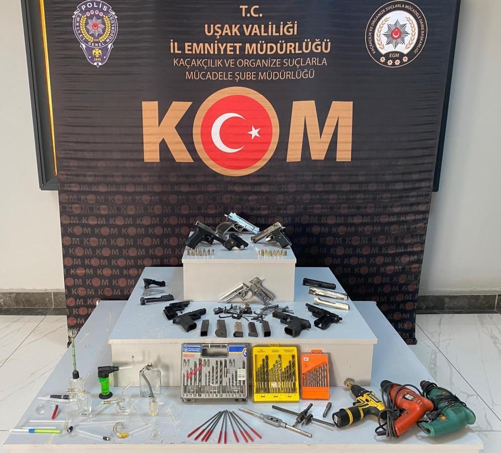 Uşak’ta çok sayıda ruhsatsız silah ele geçirildi