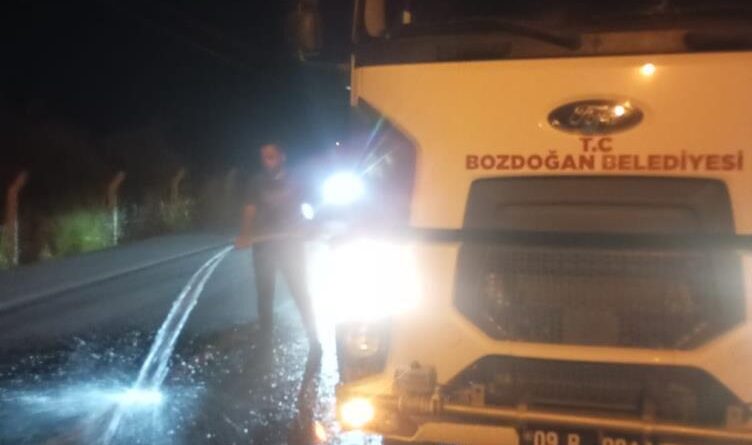 Yola dökülen yağ, belediye ekiplerince temizlendi 1