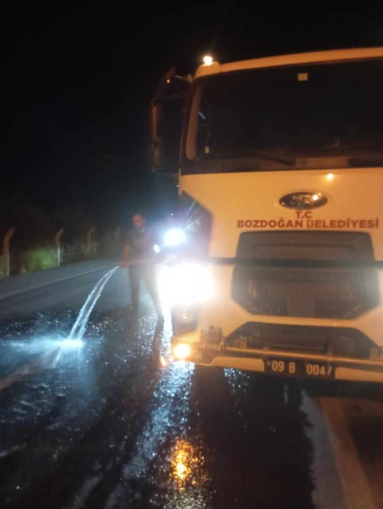 Yola dökülen yağ, belediye ekiplerince temizlendi