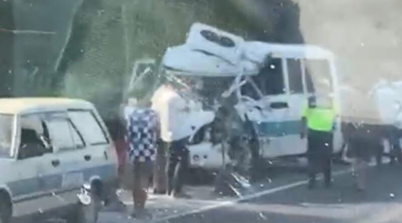 Yolcu minibüsü kamyonla çarpıştı: 2’si Ağır 4 Yaralı 1