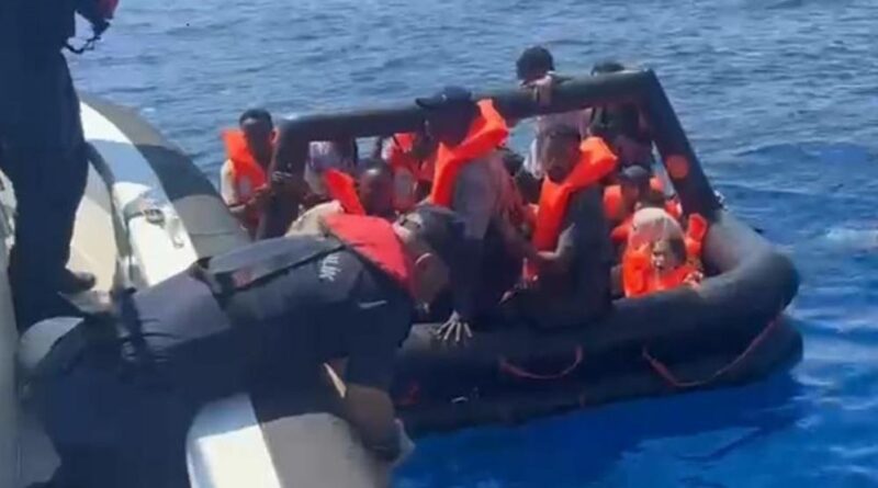 Yunanistan’ın geri ittiği can sallarındaki düzensiz göçmenler kurtarıldı 1