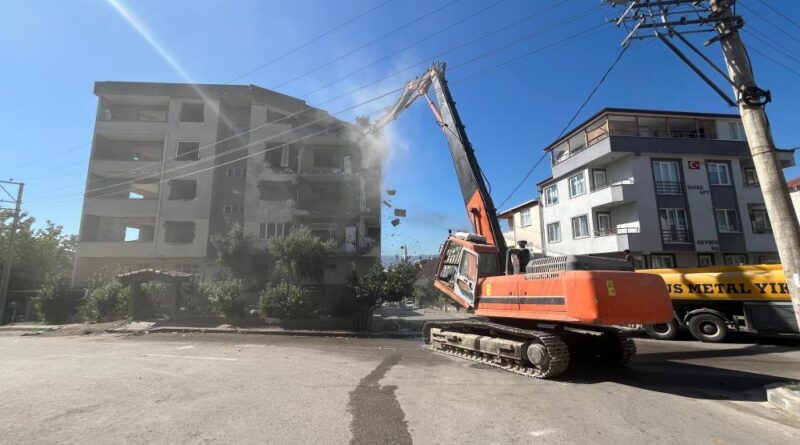 1999 depreminde ağır hasar gören binaya ilk kepçe vuruldu 1