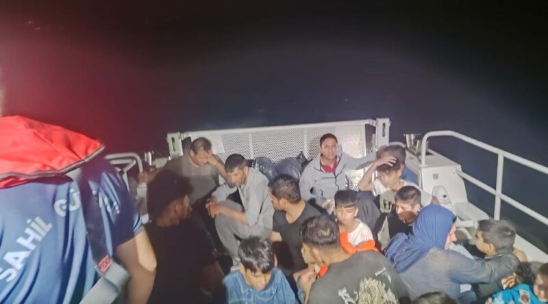 Ayvacık açıklarında 18’i çocuk 32 düzensiz göçmen yakalandı 1