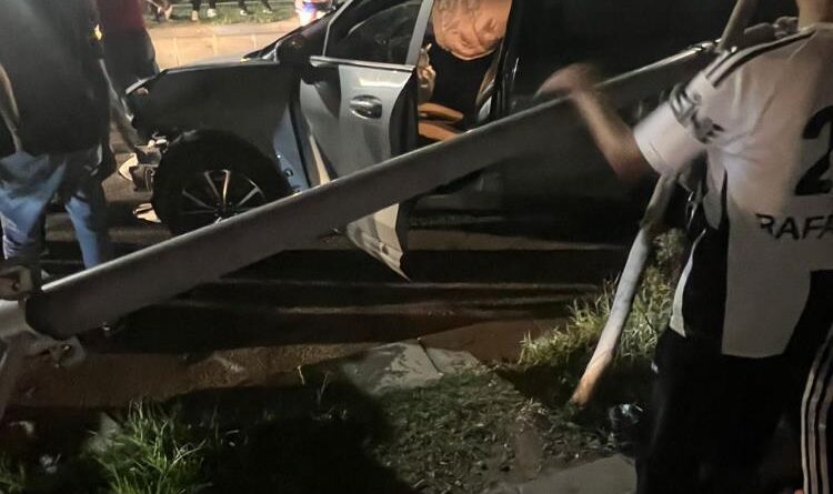 Batman'da trafik kazası, otomobil aydınlatma direğine çarptı 1