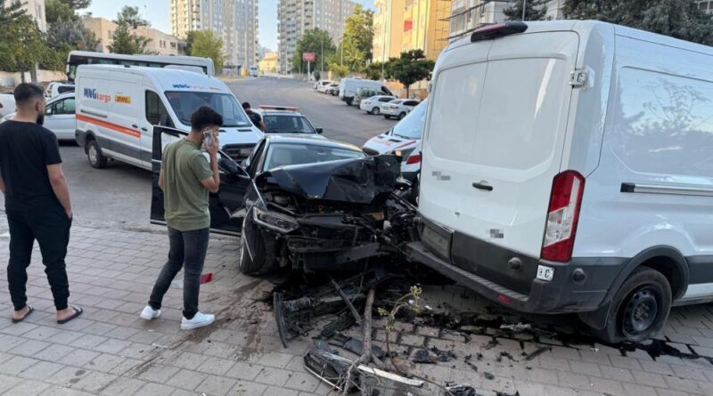 Batman’da otomobil ile minibüs çarpıştı: 1 yaralı 1